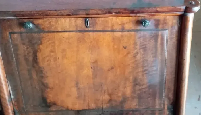 Antiga e rara escrivaninha em madeira nobre com tampo reclinável - Anos 50/60