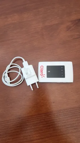 Modem roteador Wi-Fi portátil ZTE MF920U. 
