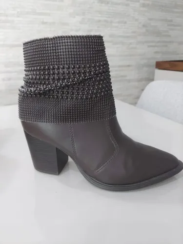 Bota Feminina Marrom com Detalhes