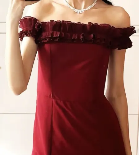 Vestido de festa ombro a ombro na cor vinho  