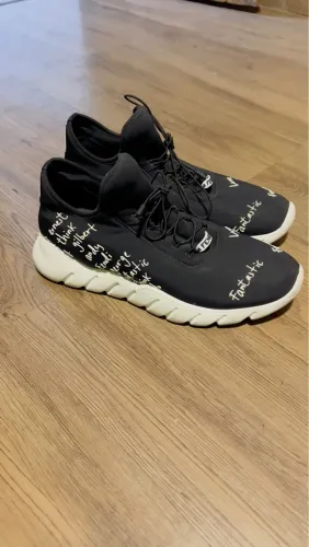 Tênis Fendi com detalhes em branco
