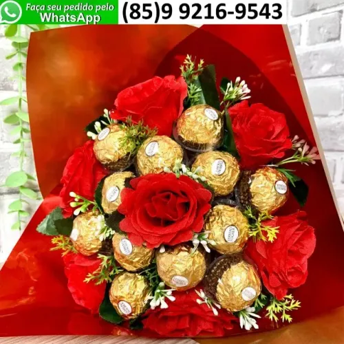 Lindo Buquê com Rosas Vermelhas Artificiais e Chocolate Ferrero Rocher Presente Namorada E