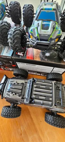 RC Carro 4x4 com controle remoto LED para crianças, 40 km/h, alta velocidade