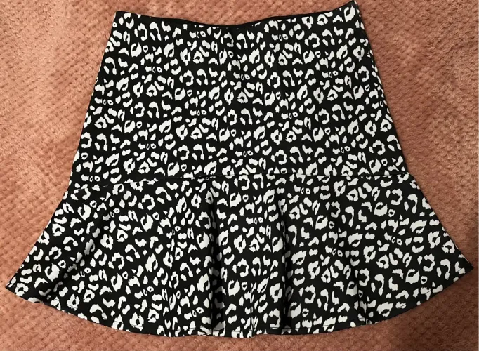Saia curta com estampa de onça em preto e branco