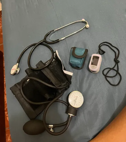 Kit completo, oxímetro, estetoscópio, aferidor de pressão manual (Esfigmomanômetro)