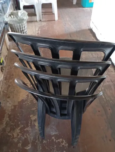 Vende-se cadeiras plásticas avulsas na cor branca e preta usadas