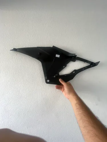 Tampa lateral direita Honda xre 2024