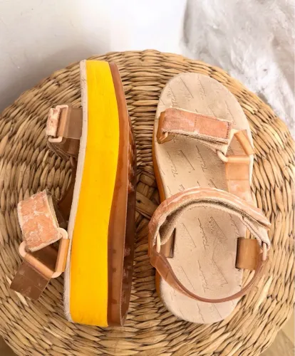 Sandálias plataforma com solado amarelo