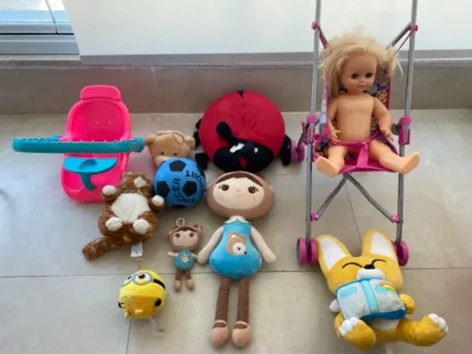 Brinquedos menina (pelúcias, carrinho, boneca)