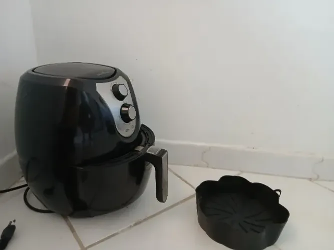 Vendo airfryer conservada, com forma de silicone. * Jô 