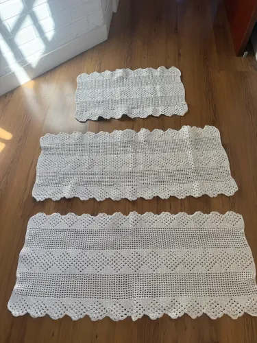 Trio de tapetes artesanais em crochê
