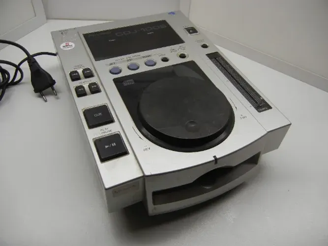 Pioneer CDJ　CDJ-100S ｘ２ CDJ-2000NXS2-W (arquivado) Professional DJ multi player with disc