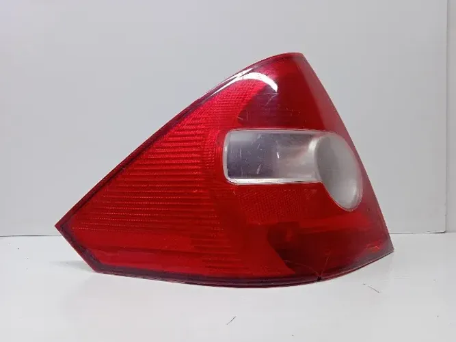 Lanterna Esquerda Fiesta Sedan 2003 a 2010 c/ detalhe