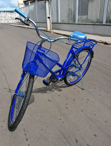 Bicicleta azul com nota