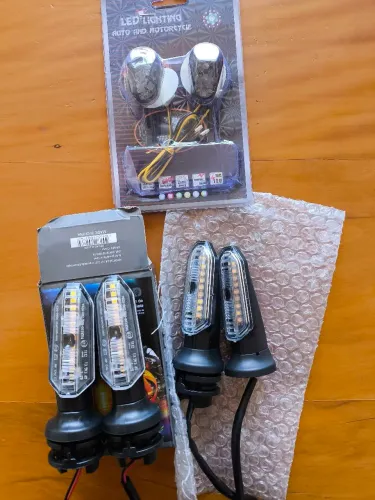 Setas led para motos tintan 160 e suas variações, m e seta embutida para carenadas R15