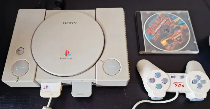 Playstation 1 (Lendo CD)