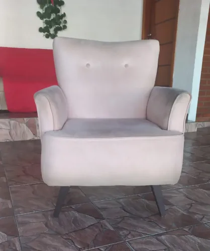 Poltrona rosa pé palito semi novo
