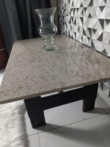 Mesa centro pes de madeira tampo granito