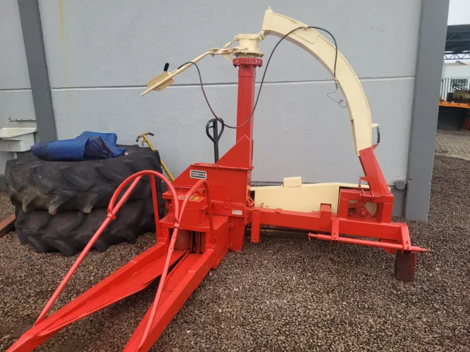 Ensiladeira marca Nogueira modelo Pecus 9000, 10 facas