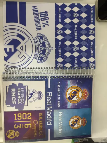 CADERNO DE OTIMA QUALIDADE REAL MADRID 10 MATÉRIAS + FIGURINHAS DE BRINDE