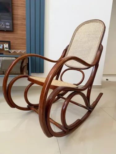 Cadeira de Balanço Estilo Thonet