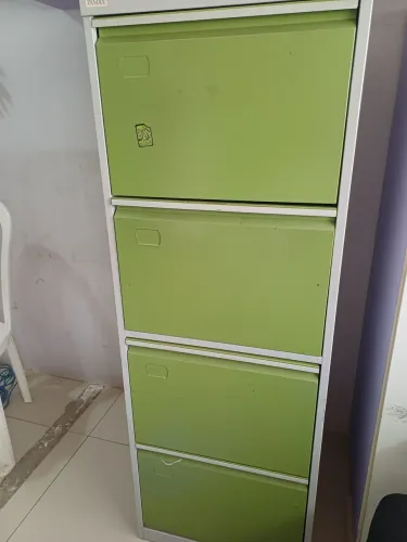 Arquivo de aço com suporte para pastas