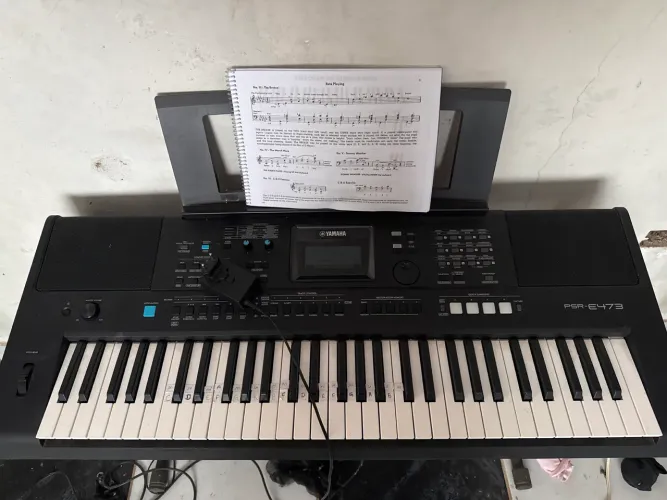 Teclado Yamaha PSR-E473 arranjador de 61 teclas