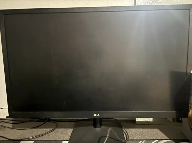 Combo Trabalho/Estudos: Monitor LG Widescreen + Webcam Logitech HD