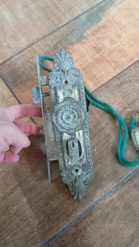 fechadura antiga de ferro estilo colonial e maçaneta trabalhada