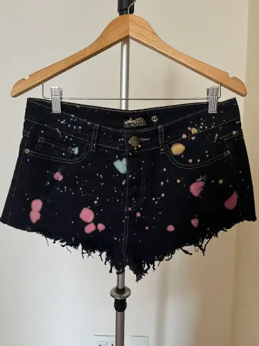 Shorts jeans preto com "lavagem" colorida da Anitta para a Marisa. Tam. 44