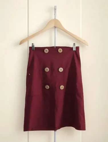 Saia feminina vinho com botões e zíper