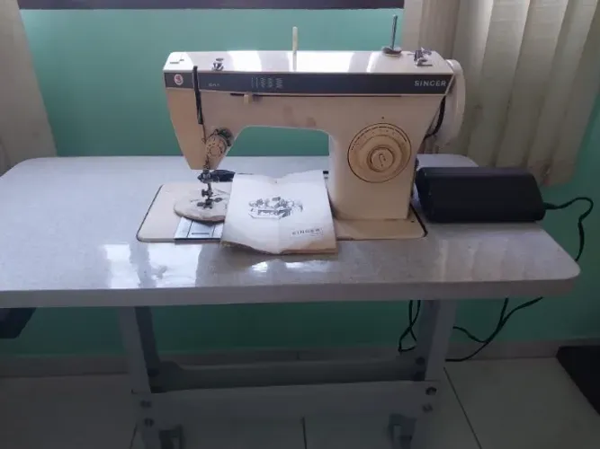 Máquina de Costura Singer 241 Antiga Completa Funcionando com Gabinete