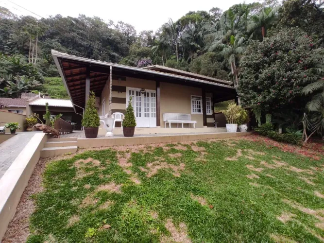 Casa à Venda em Vieira, Jaraguá do Sul  4 Quartos, Mobiliada, Financiamento Aceito