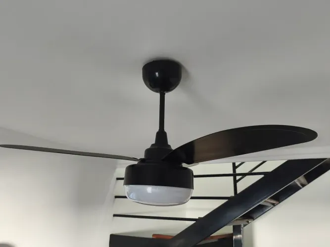 Vendo ventilador de teto invecto bivolt semi novo com controle