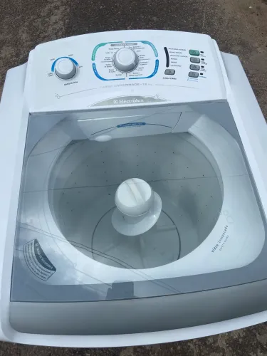 POR 650 REAIS MAQUINA DE LAVAR ROUPA ELETROLUX 12KGS