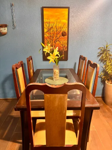 Mesa de madeira tampo de vidro +5 cadeiras