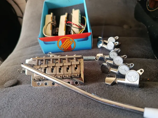 Kit FERRAGENS E CAPTADORES para guitarra estrato caster
