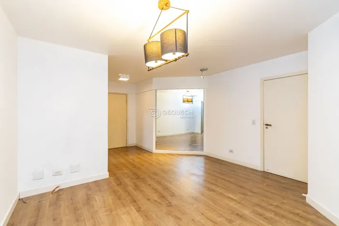 Apartamento com sacada e churrasqueira a carvão.