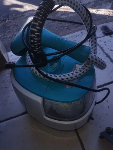 Ferro de engomar a vapor.