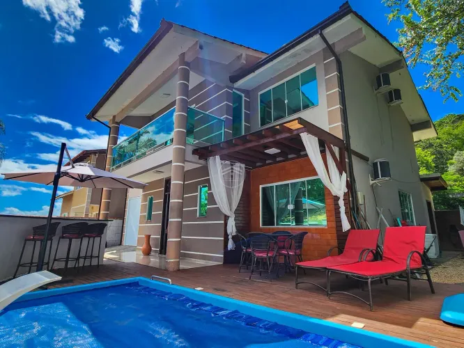 Casa na Enseada de Brito 3Dorm/1Suíte c/Piscina à 100m do Mar
