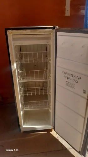 FREEZER VERTICAL 127V À VENDA