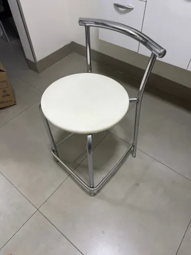 Banqueta Cromada com Encosto - Assento Branco no Coro