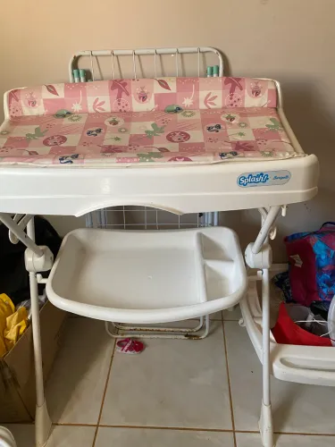 Suporte com trocador e banheira