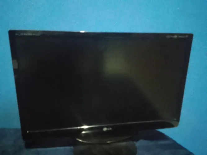 tem tela Full HD<br>entrada HDMI<br>funciona como TV e monitor<br>boa para PS2, TV Box e PC simples