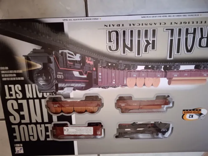 Brinquedo de trem com vagões trilhos e árvore e casinha 