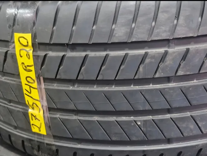 TENHO 8 PNEUS 275/40/20 ORIGINAIS ESTADOS DE ZEROS POUCO USO TODOS BONS 