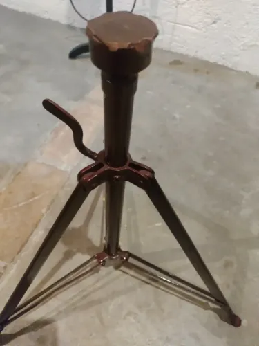 Tripé antigo de ferro com regulagem