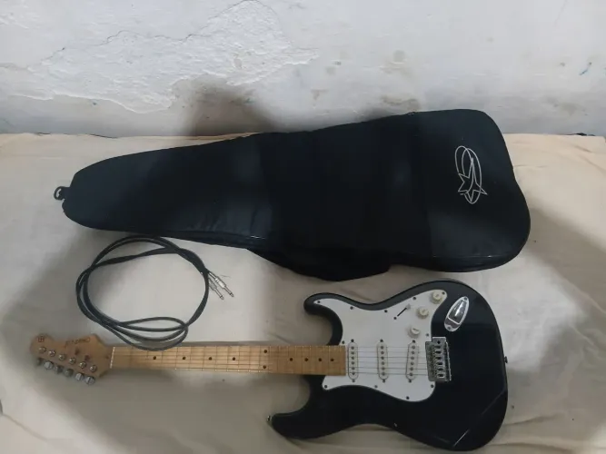GUITARRA STRATOCASTER SEMI NOVA