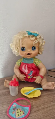 Boneca Baby Alive com Acessórios (Mamadeira, Pratinho, Colher e Babador)