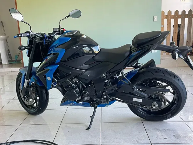 VENDO / TROCO GSX S 750A